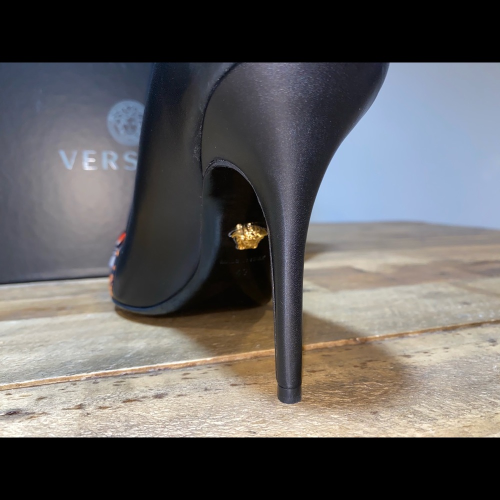 Versace Décolleté Leather Pumps w/Bow - Picture 5 of 12